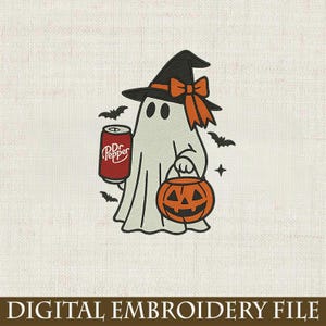 Puede incluir: Archivo de bordado digital con temática de Halloween. Representa un fantasma con un sombrero de bruja con un lazo naranja, sosteniendo una lata de Dr. Pepper y una linterna de calabaza. También se incluyen murciélagos negros y una estrella. El texto "DIGITAL EMBROIDERY FILE" está en la parte inferior.