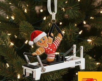 Peperkoek pilates kerstornament, aangepaste naam Pilatus minnaar cadeau, kerstmuts hervormer decor, schattig fitness kerstcadeau, kerstcadeau voor haar