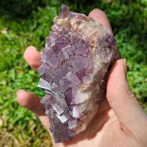 Gran ejemplar de fluorita exótica violeta en forma de cubo, de calidad A+: "Joya del duendecillo violeta".