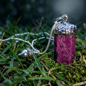 Valhalla Gems OOAK Eikel Thema A+++ Gemmy Doorschijnend Heet Fuchsia Roze Myanmar (Birma) Ruby Statement Hanger - "Spirit of the Great Oak"