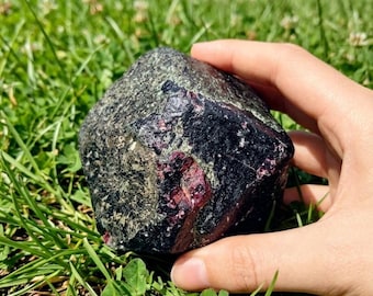 Gigantesco ejemplar de granate rodalita en bruto - "Corazón del Último Dragón"