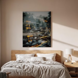 Może przedstawiać: Abstrakcyjny cyfrowy wydruk artystyczny przedstawiający futurystyczny projekt przypominający płytkę obwodu z błyszczącymi żółtymi i pomarańczowymi akcentami. Grafika ma rozmytą, klimatyczną jakość. Wydruk jest wyświetlany nad łóżkiem z białą pościelą.