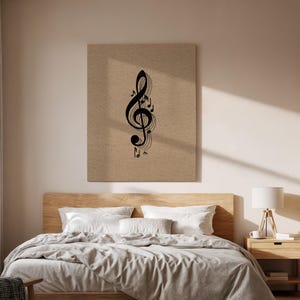 Puede incluir: Una obra de arte en lienzo rectangular con una clave de sol negra y notas musicales. La obra de arte está sobre un fondo texturizado y neutro. La imagen es adecuada para los amantes de la música y la decoración del hogar.