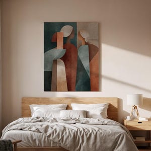 Puede incluir: Impresión artística abstracta geométrica con dos figuras estilizadas en tonos turquesa, óxido y beige. La obra de arte texturizada se exhibe sobre una cama con ropa de cama blanca y un cabecero de madera.