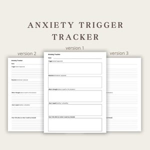 Peut inclure: Trois versions d'un "Anxiety Trigger Tracker" sont affichées sur un fond beige clair. Le texte "Anxiety Trigger Tracker" est en haut. Chaque tracker est une feuille blanche avec des sections pour la date, le déclencheur, la réaction, les pensées et les méthodes d'adaptation.