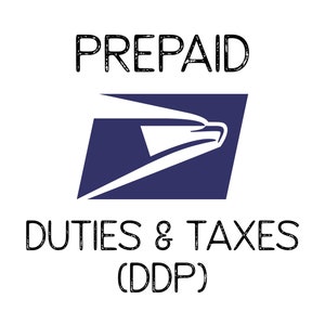 Könnte beinhalten: Ein blaues USPS-Logo mit dem Text "PREPAID DUTIES & TAXES (DDP)" in Schwarz.
