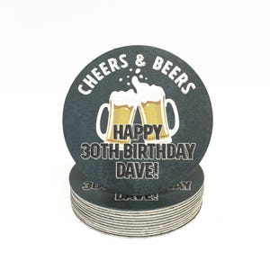 Posavasos de papel personalizados de alta calidad con el lema "Brindis y Cervezas" - Fiesta de aniversario o cumpleaños / 10 cm de diámetro