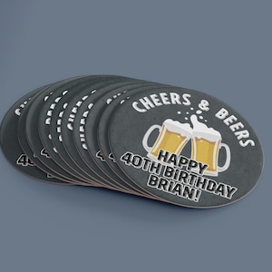 Dessous de verre d'anniversaire personnalisés Cheers & Beers | Décoration de fête personnalisée | Cadeau d'anniversaire design chope à bière | Cadeau d'anniversaire | Cadeau bar | Personnalisable
