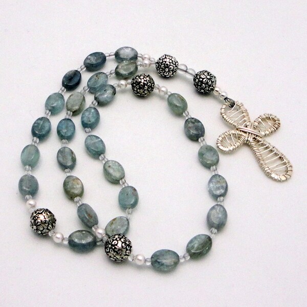Kyanit anglikanische Rosenkranz mit Artisan Sterling Silber Kreuz