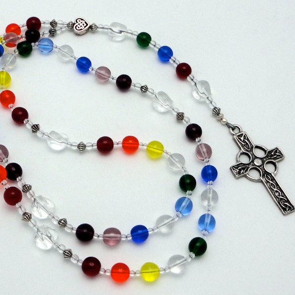 Römische katholische Rosenkranz: Tschechischer Druk Regenbogen Glasperlen mit Zinn Keltenkreuz