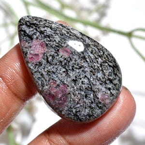 Natürlicher Rubin-Fall-Edelstein, Birnen-Form-glatte Cabochon, polierter flacher Stein für Anhänger