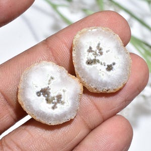 Coppia di pietre preziose di quarzo solare bianco, fette di stalattite, cabochon abbinati, pietre lisce e piatte