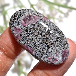 Cabujón ovalado de rubí atractivo, gema natural lisa por detrás, piedra gris rosa pulida