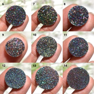Funkelnder Titanium Druzy Cabochon - birnenförmiger, multititanbeschichteter Stein, Kristalledelstein mit flacher Rückseite für Anhänger und Schmuckdesign