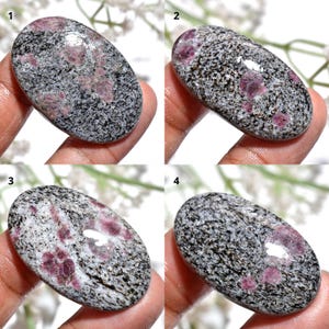 Natuurlijke robijnrode herfstcabochon, ovale vorm gepolijste gladde steen, edelsteen met platte achterkant voor sieraden