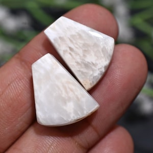 Coppia di cabochon di scolecite bianca naturale / Cristalli per orecchini curativi di fantasia / Pietre lisce e piatte incastonate per gioielli Reiki e Chakra