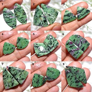 Par de rubíes y zoisitas naturales, cabujones lisos a juego, piedras preciosas pulidas de reverso plano.