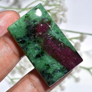 Puede incluir: Un letrero de madera rústico con el texto "Welcome to our home" en un estilo manuscrito. El letrero presenta un acabado envejecido y un diseño sencillo y acogedor, ideal para un porche o entrada.