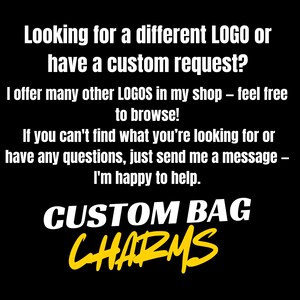 Peut inclure: Fond noir avec du texte blanc : "Looking for a different LOGO or have a custom request ?" et "CUSTOM BAG CHARMS" en blanc et jaune. Le texte propose d'autres logos et demandes personnalis&eacute;es.
