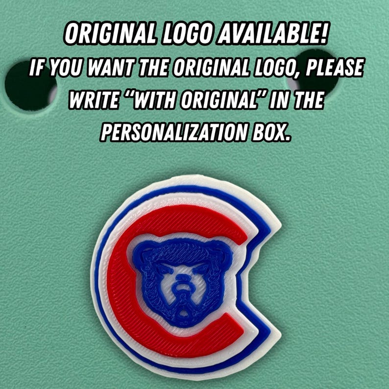 Op de afbeelding: Een Chicago Cubs logo bedel met een blauwe beer in een rode en witte "C" op een turquoise achtergrond. Bovenstaande tekst luidt "ORIGINAL LOGO AVAILABLE!" en instrueert om "WITH ORIGINAL" in het personalisatievak te schrijven.
