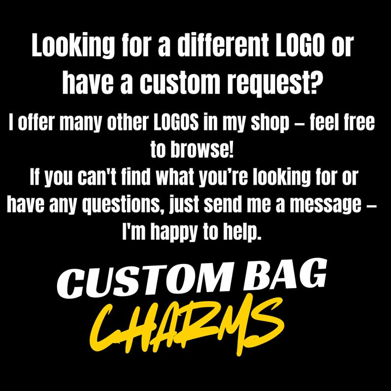 Op de afbeelding: Zwarte achtergrond met witte tekst: "Op zoek naar een ander LOGO of een aangepast verzoek?" en "CUSTOM BAG CHARMS" in wit en geel. De tekst biedt andere logo's en hulp aan.