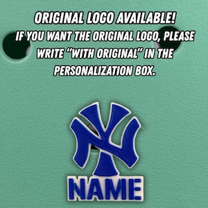 Peut inclure: Un logo bleu et blanc avec le texte "NAME" en dessous, sur un fond turquoise. L'image comprend le texte "ORIGINAL LOGO AVAILABLE! IF YOU WANT THE ORIGINAL LOGO, PLEASE WRITE "WITH ORIGINAL" IN THE PERSONALIZATION BOX."