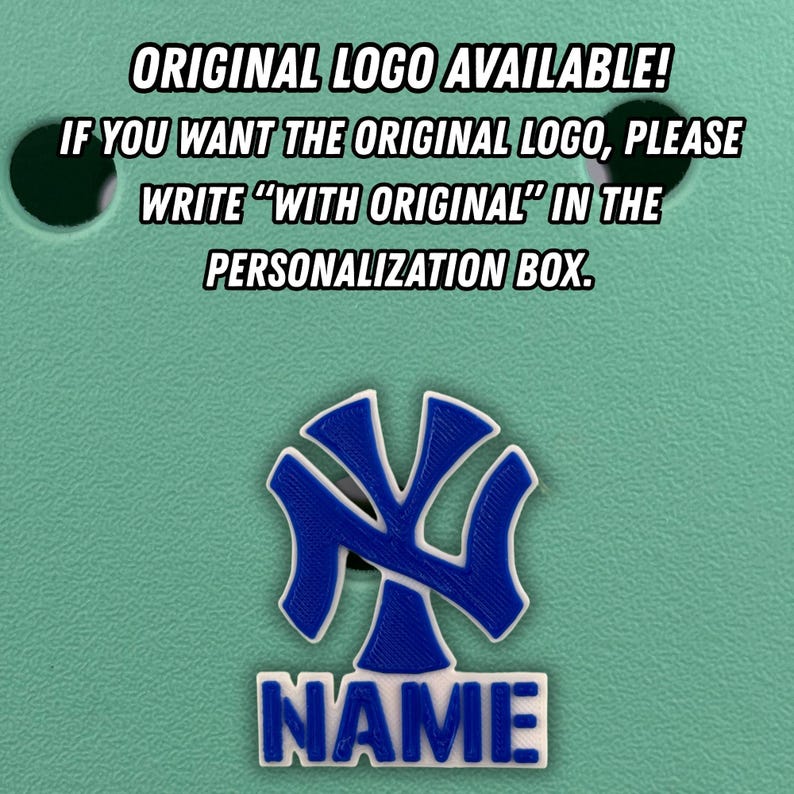 Peut inclure: Un logo bleu et blanc avec le texte "NAME" en dessous, sur un fond turquoise. L'image comprend le texte "ORIGINAL LOGO AVAILABLE! IF YOU WANT THE ORIGINAL LOGO, PLEASE WRITE "WITH ORIGINAL" IN THE PERSONALIZATION BOX."