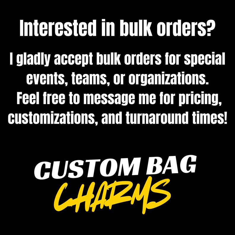Op de afbeelding: Zwarte achtergrond met witte tekst met de tekst "Ge&iuml;nteresseerd in bulkbestellingen?" en details over het accepteren van bulkbestellingen voor evenementen, teams of organisaties. De tekst "CUSTOM BAG CHARMS" wordt ook in wit en geel weergegeven.