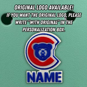 Op de afbeelding: Een gepersonaliseerd naamplaatje met een blauw en rood logo met een berenontwerp en het woord "NAME" in blauw. De tekst hierboven luidt: "ORIGINAL LOGO AVAILABLE! IF YOU WANT THE ORIGINAL LOGO, PLEASE WRITE "WITH ORIGINAL" IN THE PERSONALIZATION BOX."