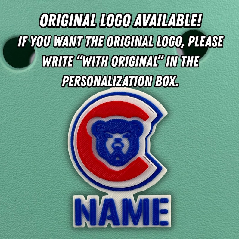 Op de afbeelding: Een gepersonaliseerd naamplaatje met een blauw en rood logo met een berenontwerp en het woord "NAME" in blauw. De tekst hierboven luidt: "ORIGINAL LOGO AVAILABLE! IF YOU WANT THE ORIGINAL LOGO, PLEASE WRITE "WITH ORIGINAL" IN THE PERSONALIZATION BOX."