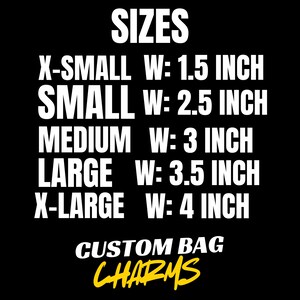 Peut inclure: Fond noir avec texte blanc indiquant les tailles pour les breloques de sac personnalis&eacute;es. Les tailles incluent X-Small (3,8 cm de large), Small (6,4 cm de large), Medium (7,6 cm de large), Large (8,9 cm de large) et X-Large (10,2 cm de large).
