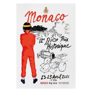 Può includere: Un poster in stile vintage per la grande corsa di Monaco. Il poster presenta un pilota di auto da corsa in tuta rossa, un'auto da corsa classica e la parola "Monaco" in corsivo rosso. Il testo aggiuntivo include "12e  Prix Historique" e la data "23-25 Avril 2021".