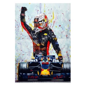 Vibrante poster di sport motoristici, colori audaci, pilota celebrativo, pennellate energiche, arte che trasmette velocità e passione.