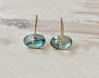 Pendientes doblete de abulón: gancho para oreja chapado en oro, piedra preciosa marina.