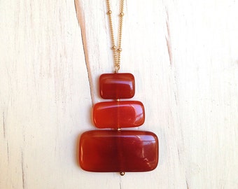 Collier plaque de cornaline : pendentif contemporain en pierres précieuses remplies d'or