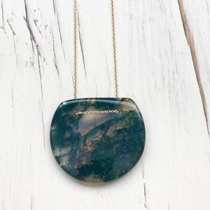 Colar de Ágata Verde Musgo: Pingente Geométrico em Ouro 14k