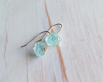 Pendientes de aguamarina cruda: joyas colgantes con piedras preciosas bañadas en oro de 14 k