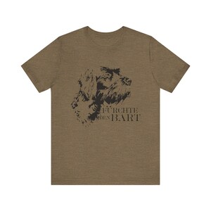May include: A brown t-shirt featuring a black silhouette of a dog's head and the text "FÜRCHTE DEN BART".