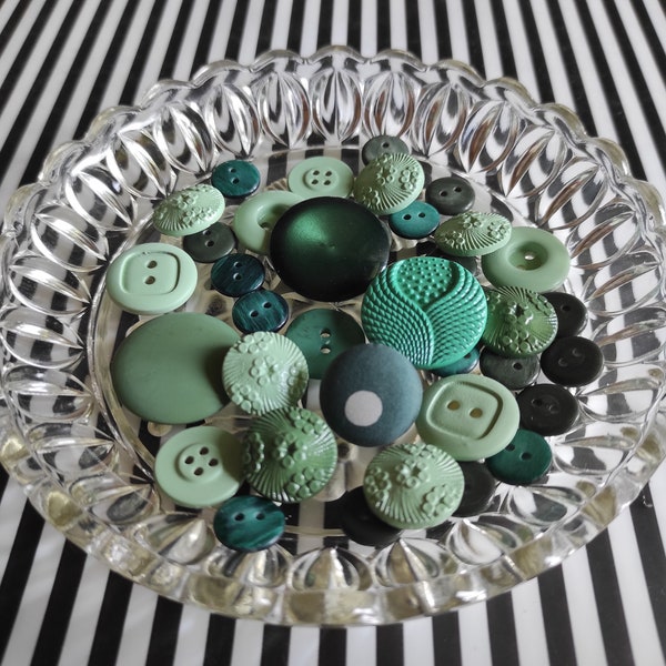 Vintage Button Mixed Pack | Set of 38 Craft Sewing Buttons | Various Green Button Mix Pack | Button Art | Up Cycled Round Button Multipack