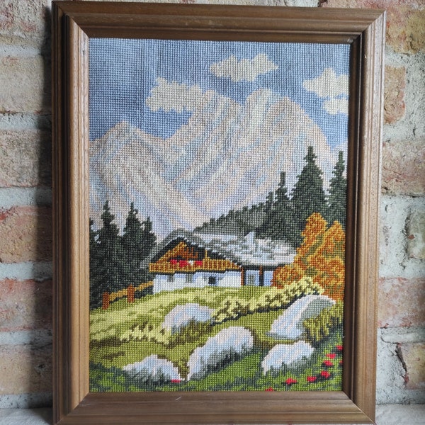 Chalet de montagne Gobelin Needlepoint | Tenture murale de style ferme vintage | Cadre en bois foncé | Art pixélisé brodé