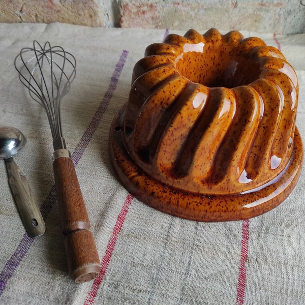 Moule à gâteau Bundt vintage | Moule Gugelhupf en céramique | Moule à pudding et gelée des années 70 | Poterie émaillée allemande | Kugelhopf | Glaçage moucheté rustique