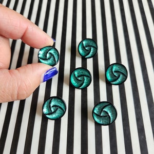 Emaille glansknoppen | Set elegante knopen van Tsjechisch glas uit de jaren 50 | Vintage parelmoer pauw smaragdgroene handgeperste gekaarde knoppen