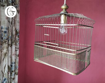 Up Cycled vintage Bird Cage Lumière | Ancien abat-jour pendentif en métal orné | Lampe suspendue de campagne et de ferme | Fil lumineux décoratif monochrome