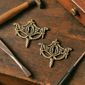 2 x Keyhole Cover Plates | Ornate Brass Drawer Keyhole Furniture | Protective Gold Vintage Keyhole Escutcheon | Keyhole Door Furniture