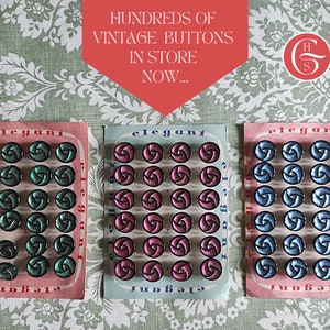Art deco geëmailleerde knopen | Set van 24 Tsjechisch glas jaren 50 elegante knopen met glans | Vintage parelmoer roze groen blauwe handgeperste gekaarde knopen