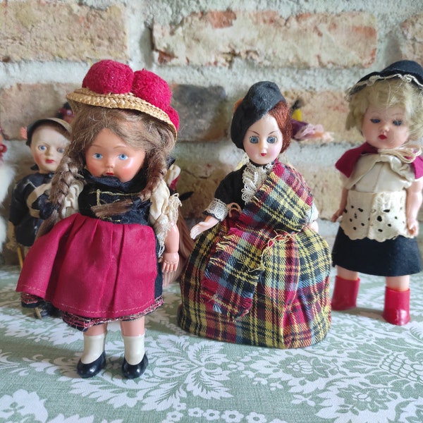 Colección de muñecas vintage / Conjunto de 12 muñecas coleccionables / Conjunto mixto de muñecas de disfraces tradicionales / Ojos durmientes / Muñecas de celuloide cottage