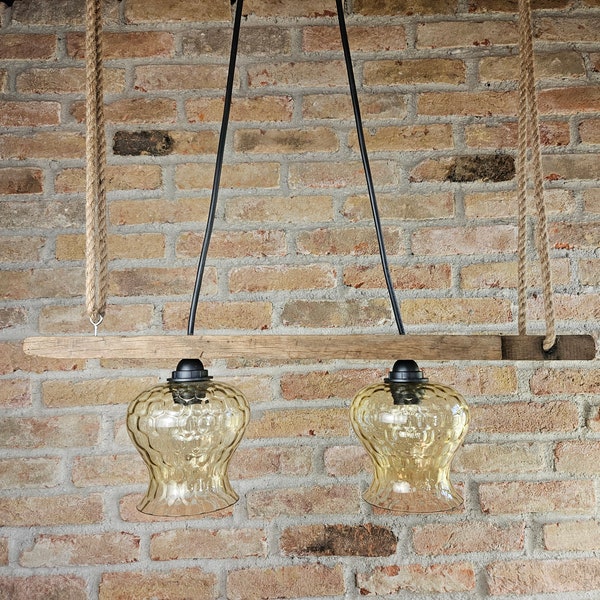 Lampe de ferme de cuisine recyclée | Lustre simple en chêne rustique | Abat-jour en verre ambré à motif nid d'abeille | Luminaire de comptoir en corde naturelle