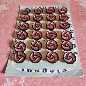 Juego de 24 botones de cristal checo / Botones vintage de espiral magenta de 17 mm / Botones de costura en espiral iridiscentes / Tarjeta elegante original