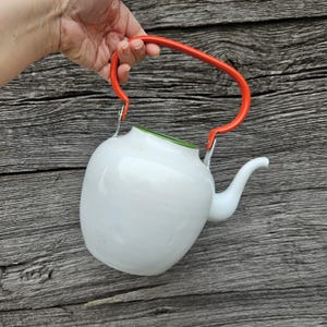 Vintage geëmailleerde theepot | Wit emaillewerk zonder deksel met oranje handvat | Retro keukendecorvaas | Joegoslavië midden van de eeuw Prop