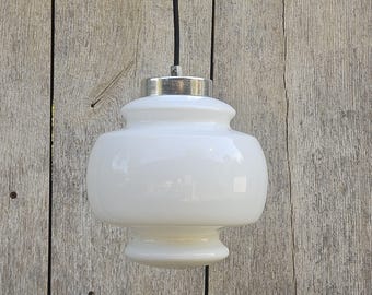 Lámpara colgante de cristal opalino / Lámpara de techo pequeña de globo blanco Art Déco de mediados de siglo
